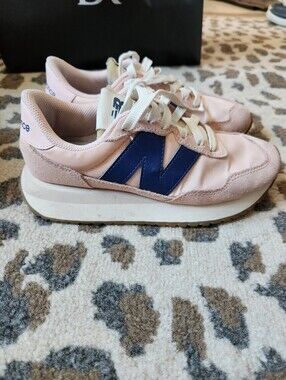 New Balance 237s Women's Light Pink Sneakers with Navy 'N' Accent Sz 6